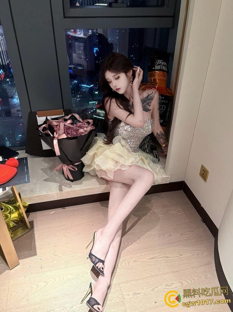 高颜值纹身御姐【琳琳】，极品颜值黑发媚眼，白虎粉穴三点全露，性感纹身妖娆吸睛，骚气直击灵魂！-1