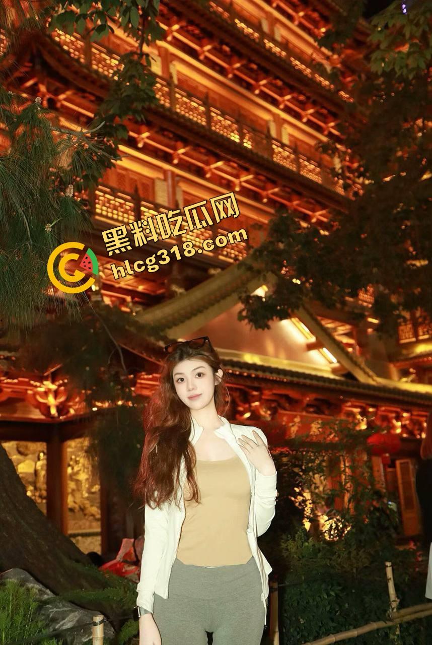 南京私立中专02年辍学技校妹『朱雪雪』白虎无毛三点粉嫩,兼职做快餐,这身子看一眼就得先撸为敬!-4