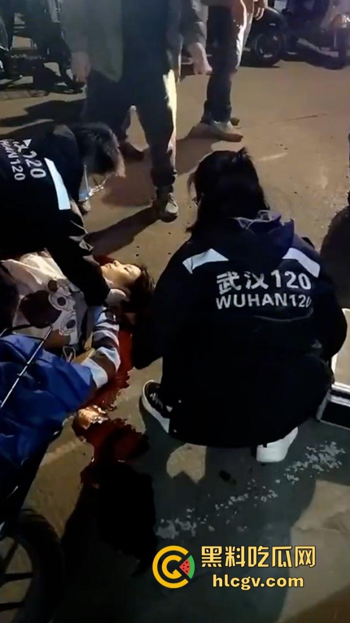 武汉南湖中学一家长接孩子放学被捅伤！因停车问题起口角-4