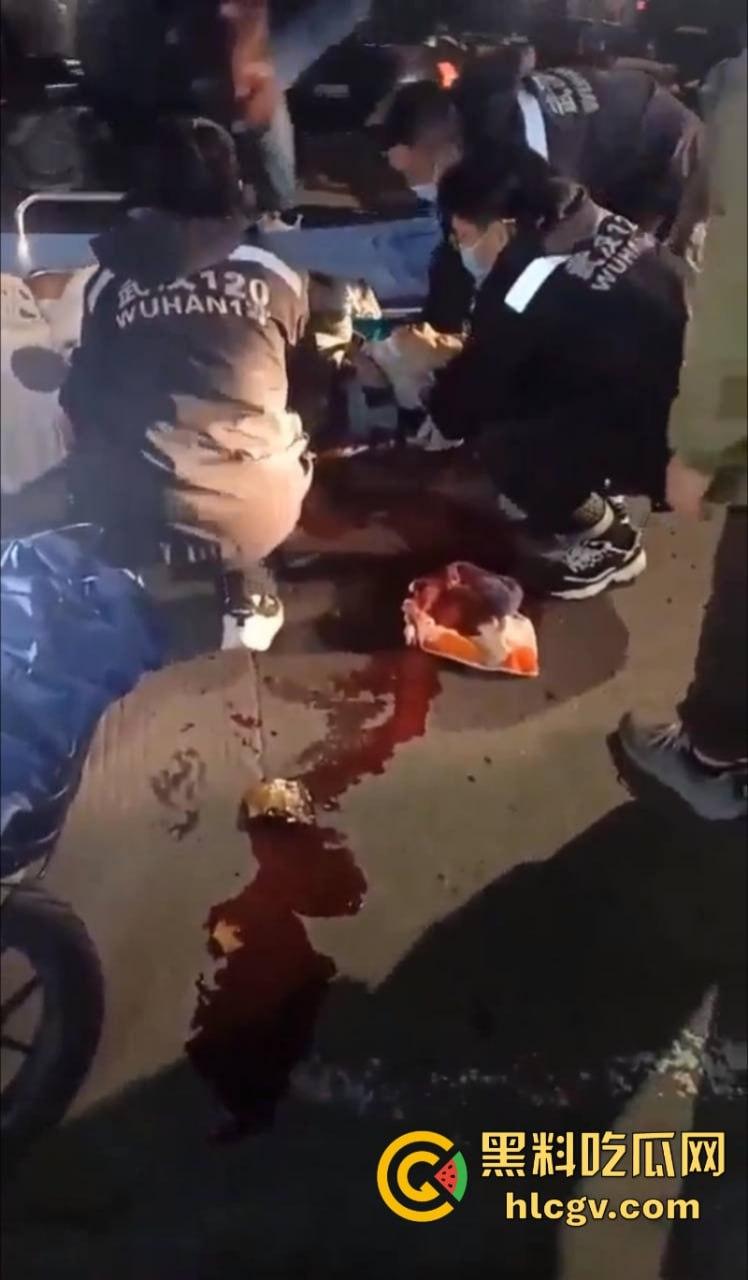 武汉南湖中学一家长接孩子放学被捅伤！因停车问题起口角-6