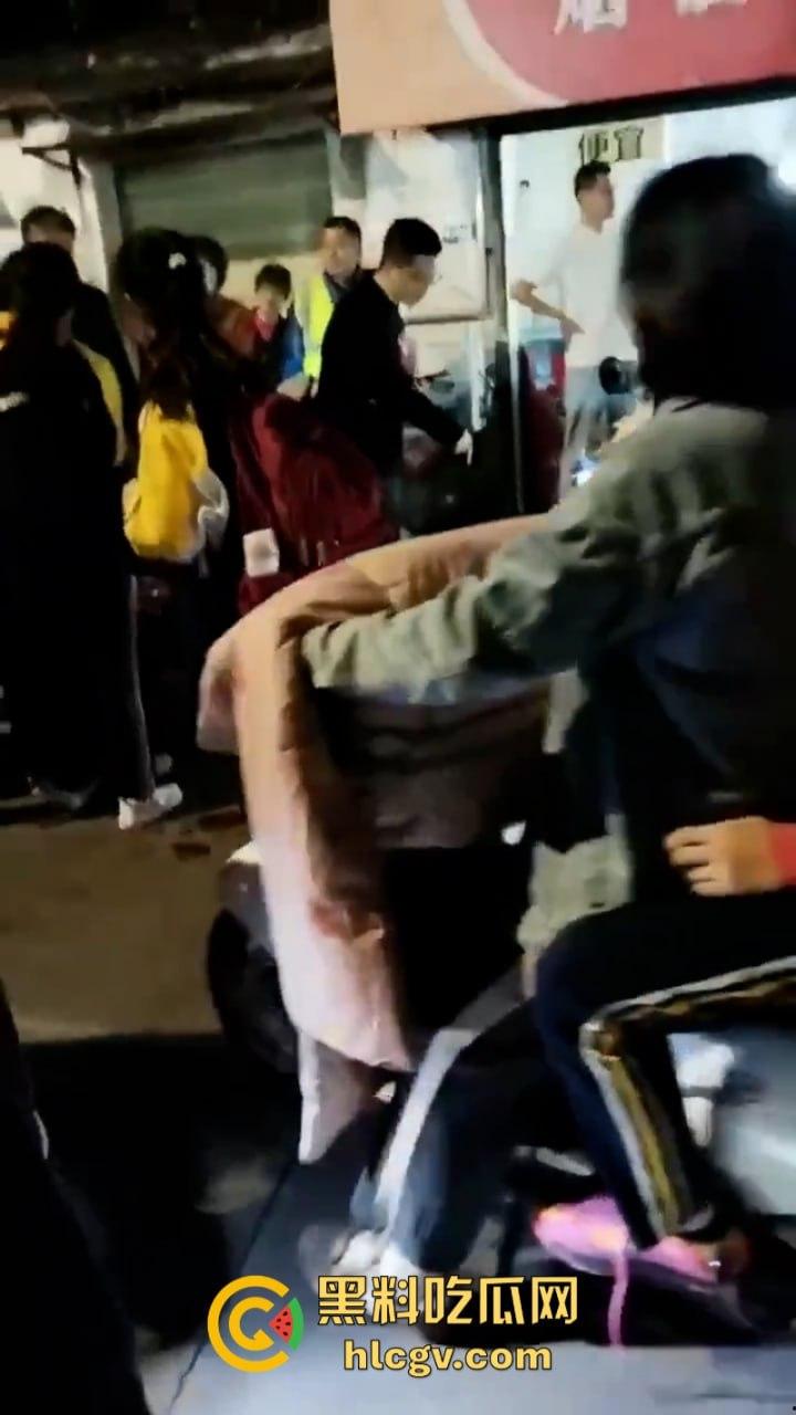 武汉南湖中学一家长接孩子放学被捅伤！因停车问题起口角-8