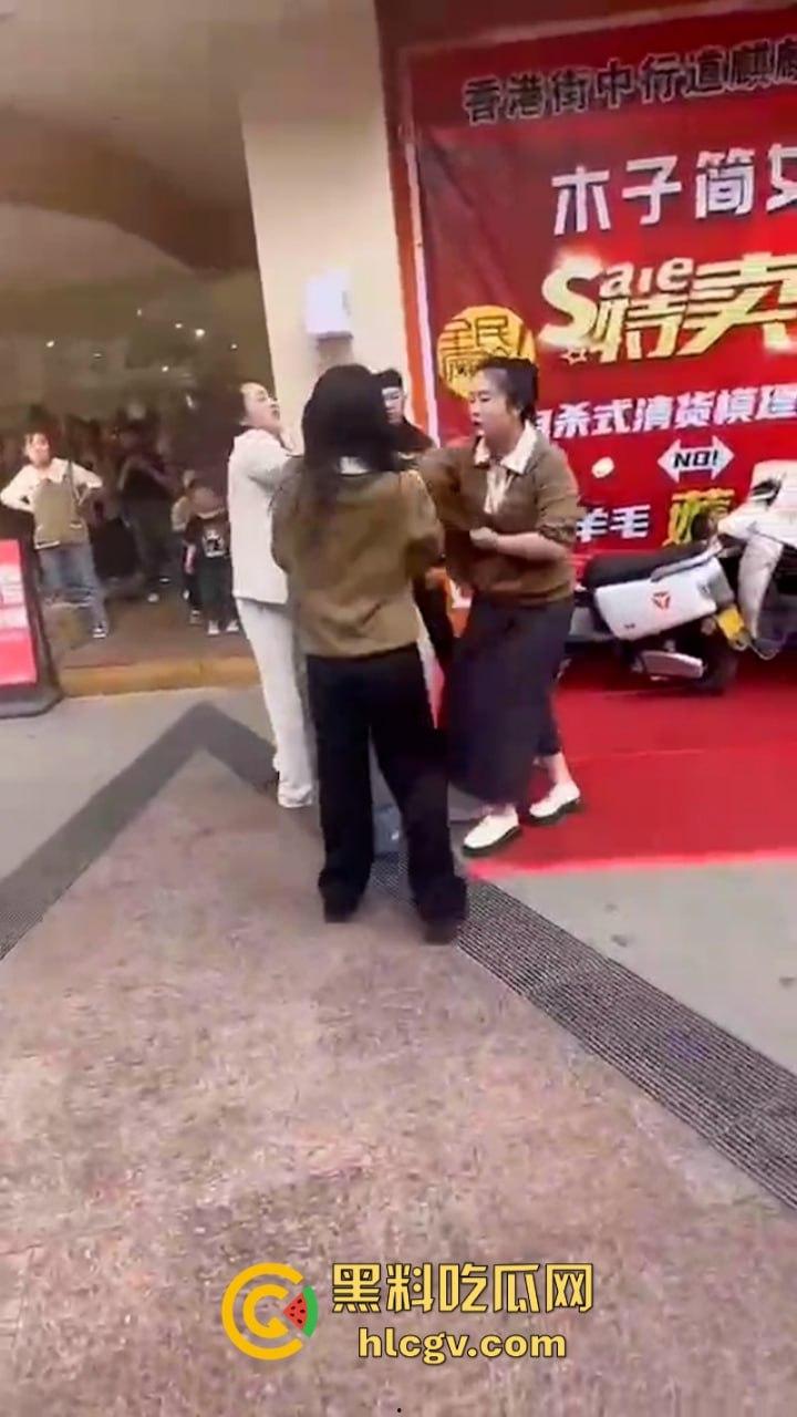 原配当街打小三 奈何小三闺蜜多 河南许昌女子抓小三首次失败案例 完败！-3