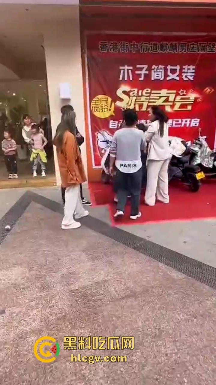 原配当街打小三 奈何小三闺蜜多 河南许昌女子抓小三首次失败案例 完败！-6