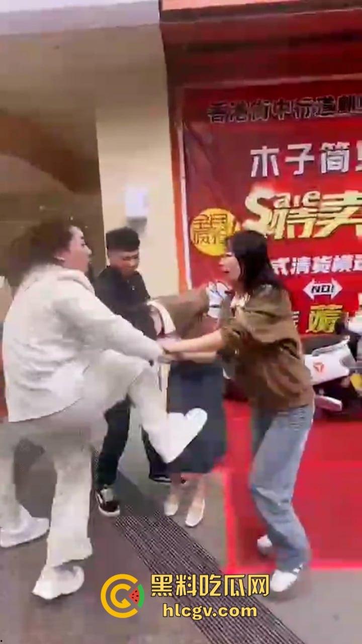 原配当街打小三 奈何小三闺蜜多 河南许昌女子抓小三首次失败案例 完败！-7