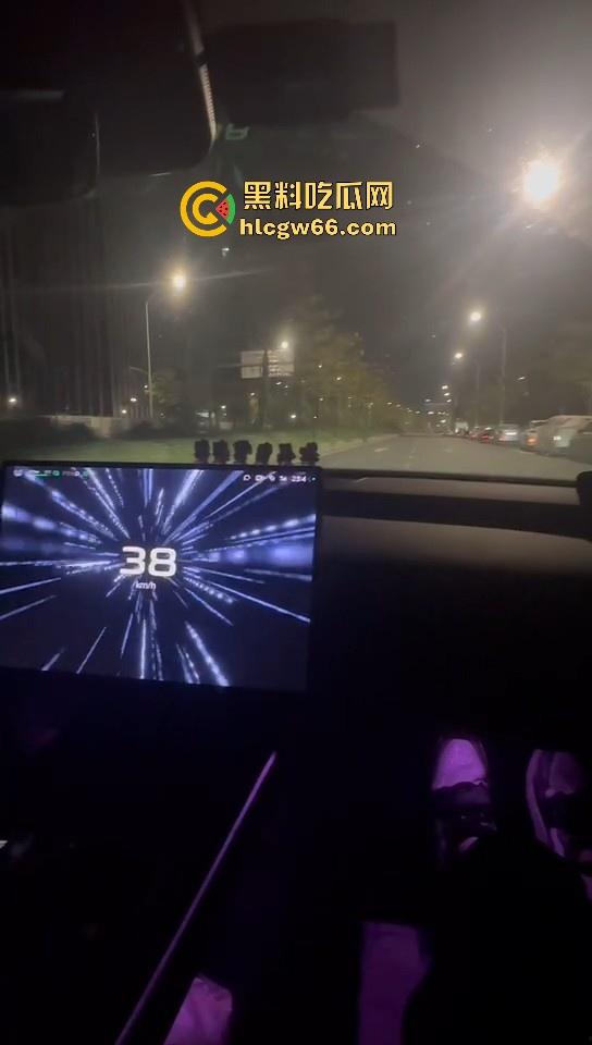 我只知道年少轻狂！小米Su7车主市区飙到180迈 躲闪不及将骑车的撞飞！-6