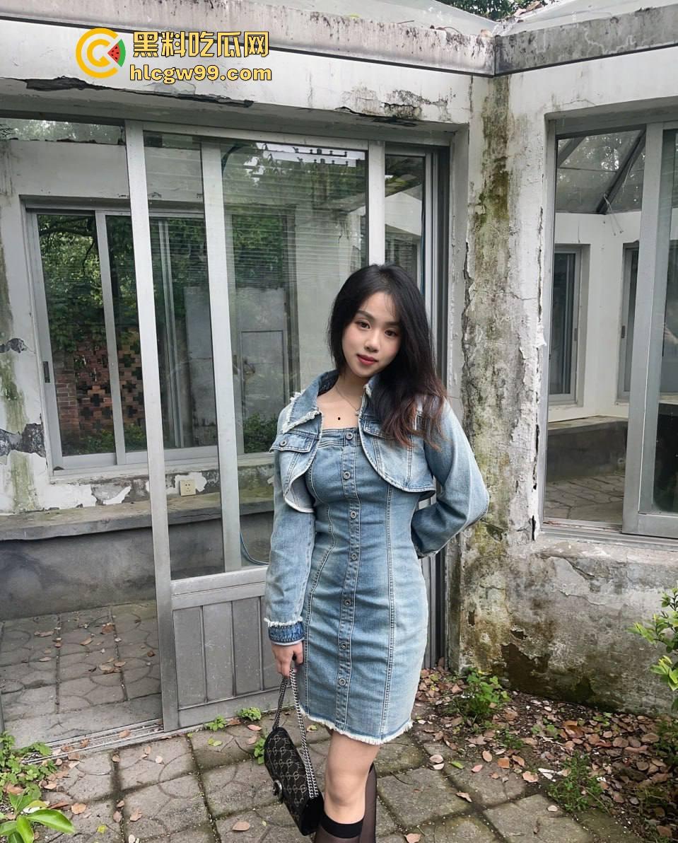 瓜友投稿！广西高颜值骚母狗【刘寒怡】外表光鲜亮丽私下是只纯欲母狗被曝光，网友床上调教玩弄视频流出。-2