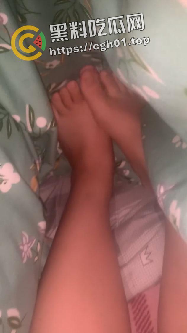 武汉大学大一萌妹给男友发私密视频被流出 肥嫩鲍鱼 粉里透红 揉一下水就喷出来-7