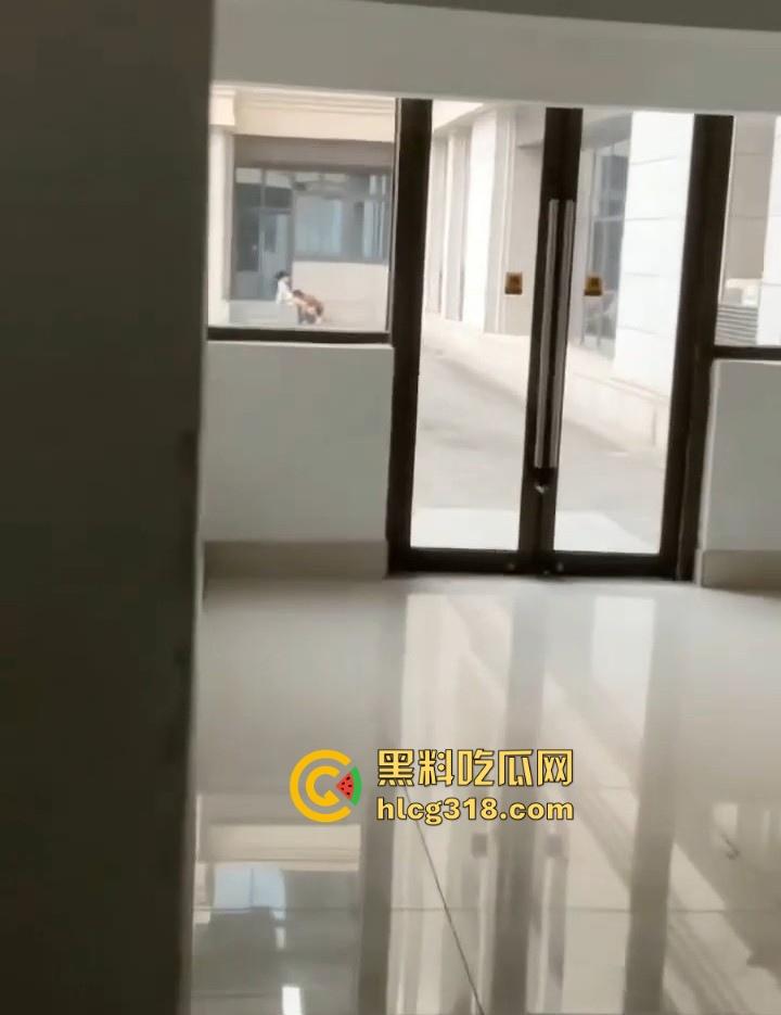 长春师范学院图书馆，狗男女光天化日上演舔逼之战，男子将头深埋女友胯下疯狂舔食，激情四溢！-3