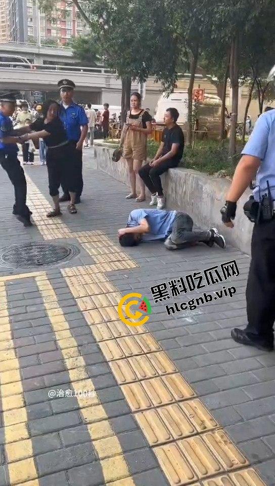 嚣张两口子街头殴打路人，不料自投罗网！别还手，让他们等着拘留赔钱吧！-5