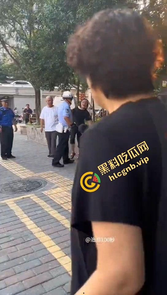 嚣张两口子街头殴打路人，不料自投罗网！别还手，让他们等着拘留赔钱吧！-6