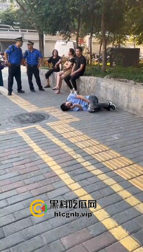 嚣张两口子街头殴打路人，不料自投罗网！别还手，让他们等着拘留赔钱吧！-9