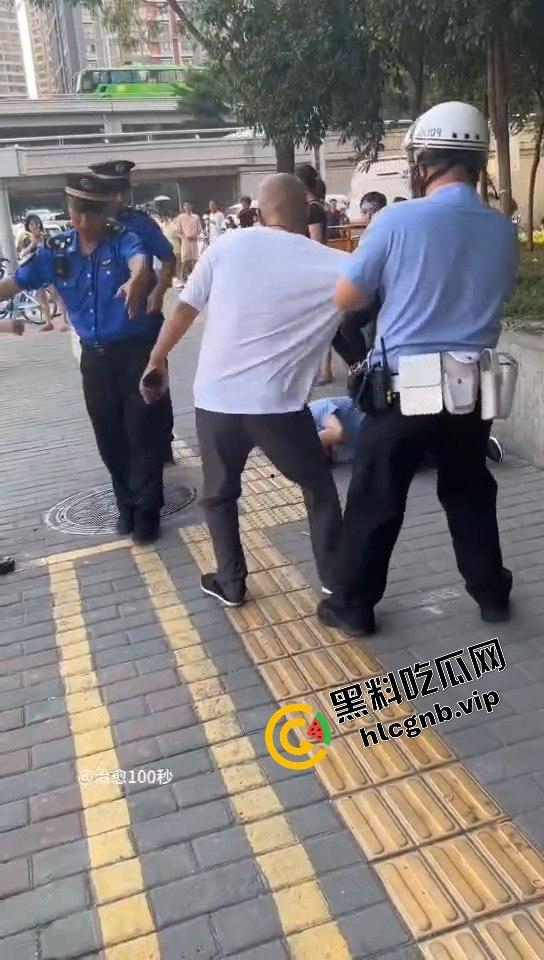 嚣张两口子街头殴打路人，不料自投罗网！别还手，让他们等着拘留赔钱吧！-10