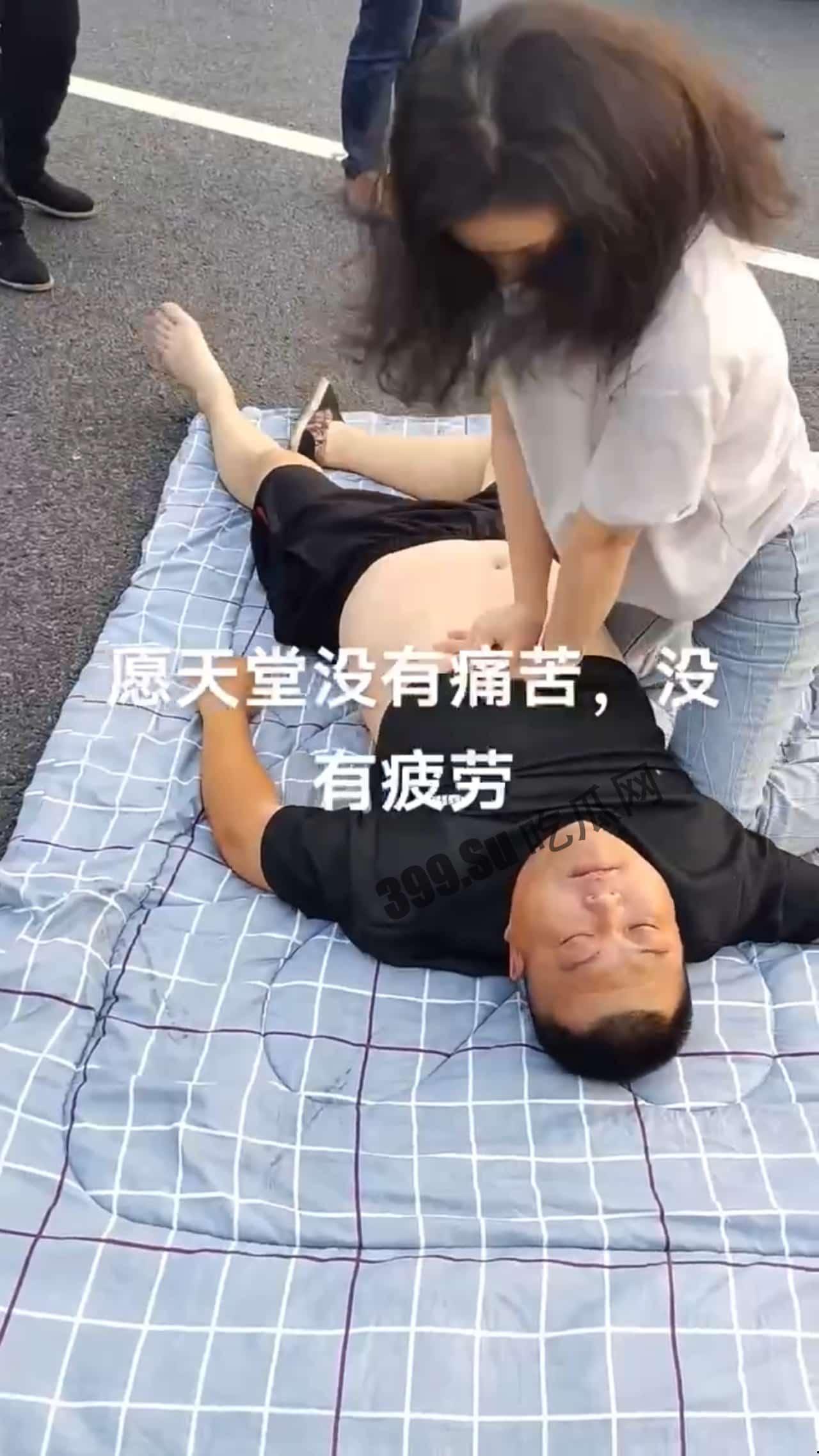 5日佛山冲鹤，大车发生侧翻，众人救司机出来，好心美女给司机做急救，最终没救过来 #车祸-4