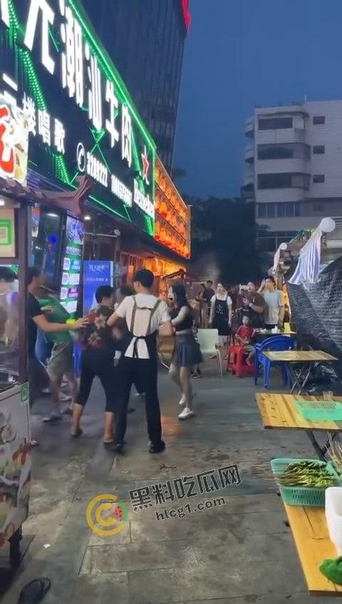 夜市吃宵夜竟引爆街头暴力！大爷挥菜刀怒斗，口角演变肢体冲突，市民目睹惊骇！-2