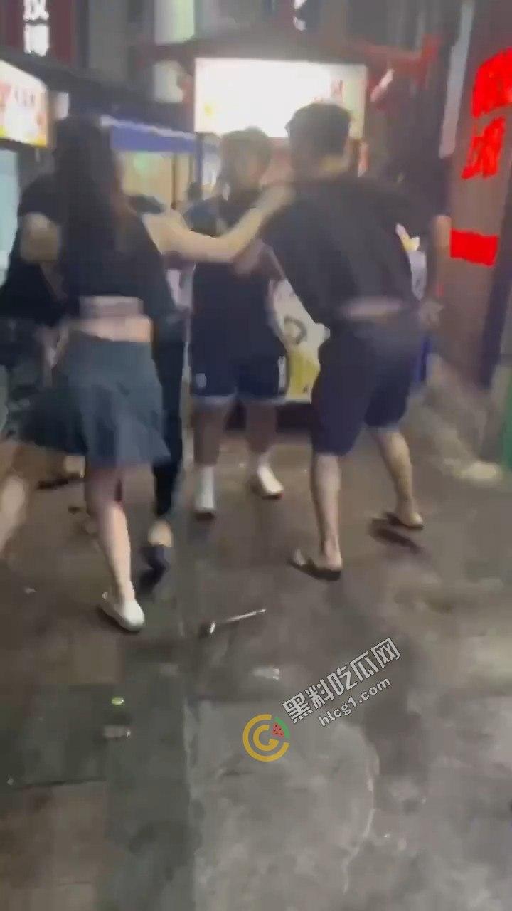 夜市吃宵夜竟引爆街头暴力！大爷挥菜刀怒斗，口角演变肢体冲突，市民目睹惊骇！-3