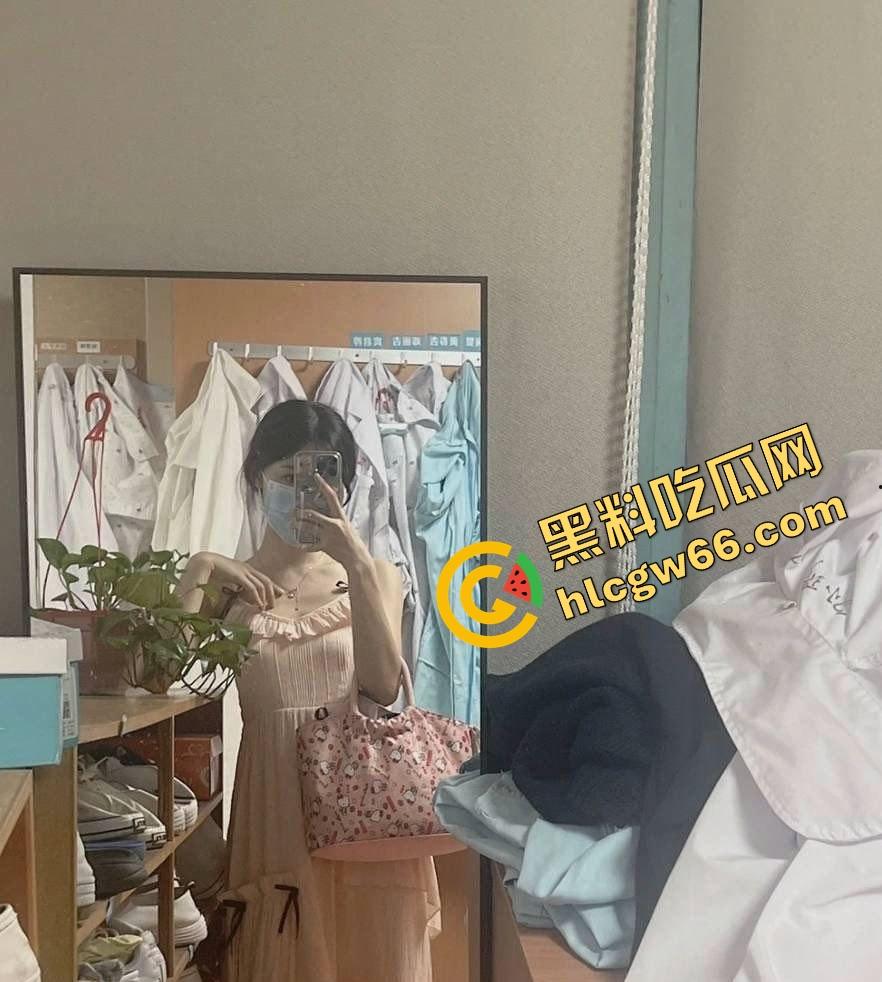 深圳罗湖人民医院反差护士『王艾琳』白天打针救人，晚上主动脱裤求插，深圳最会反差装的职业淫娃！-5