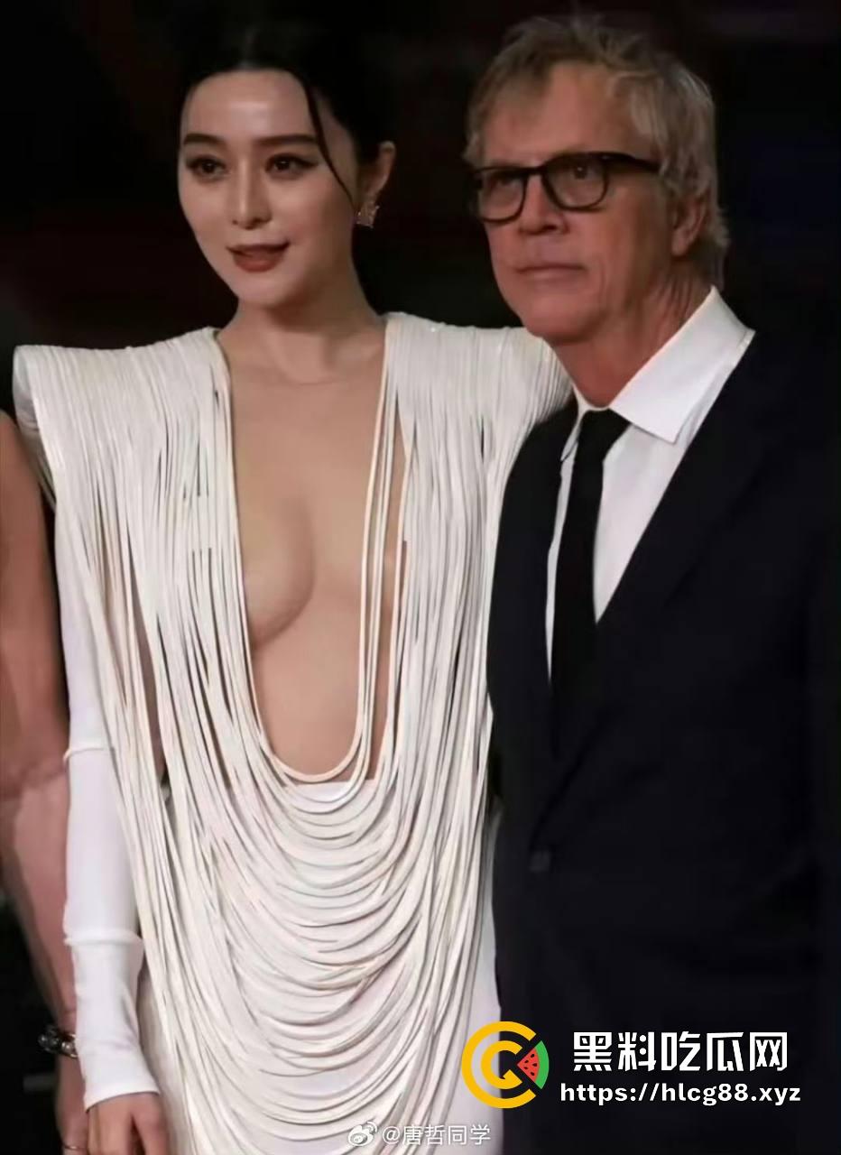 范冰冰终于复出！爆冷当选柏林电影节评委 深V露奶礼服性感出场 胸贴走光引爆全场！-7