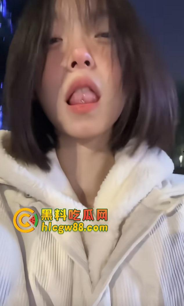 抖音40万粉博主『 铃』被健身教练拖商场厕所狠操一顿，骚逼直播还嘴硬装清高老娘不解释！-2