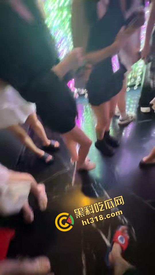 魔都永利party k凌晨免费喝酒，300妹子随便选600块一小时，上海男人的快乐太简单了！-12