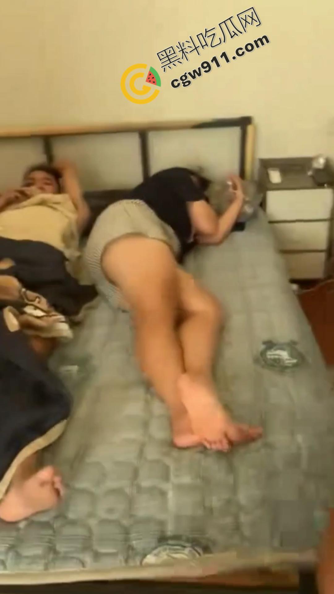 怒火狂涌男史诗级抓奸现场:女友与奸夫冷眼旁观,愤怒男子咆哮现场,网友直呼“最搞笑抓奸场面”!-1