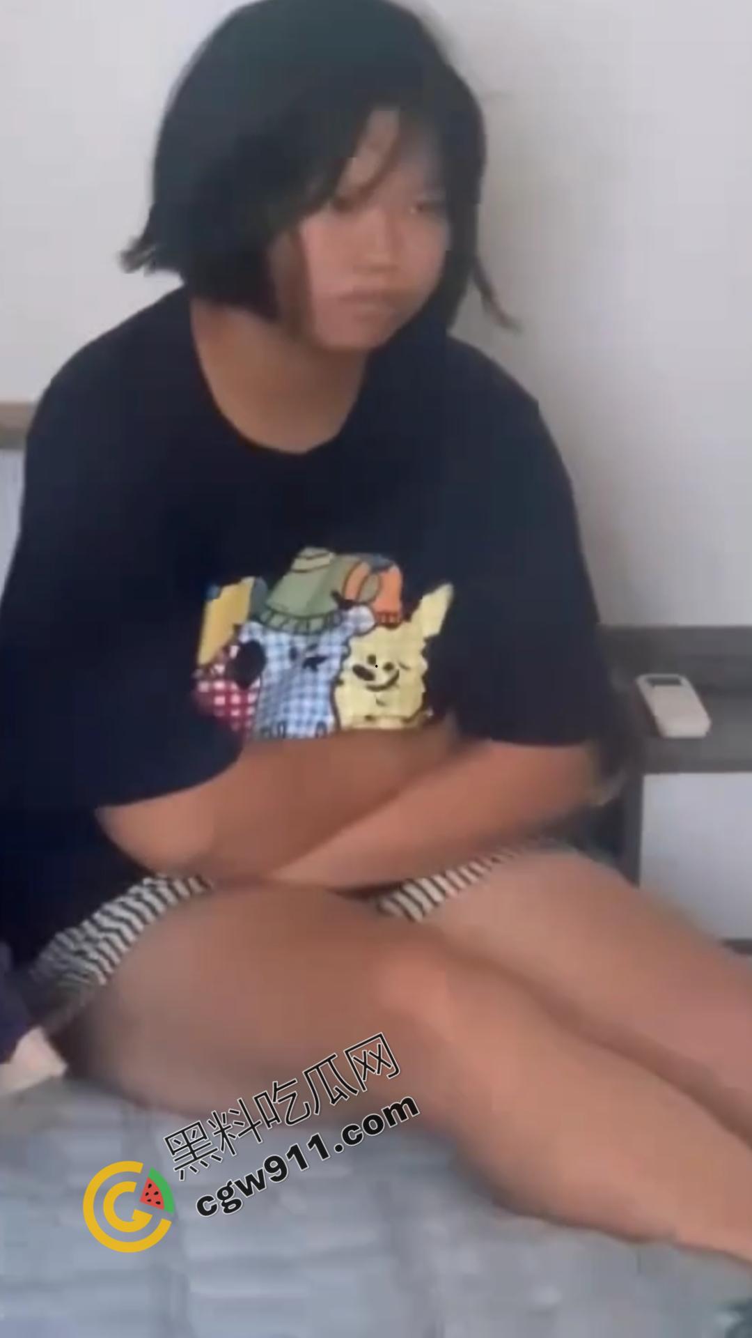 怒火狂涌男史诗级抓奸现场:女友与奸夫冷眼旁观,愤怒男子咆哮现场,网友直呼“最搞笑抓奸场面”!-6