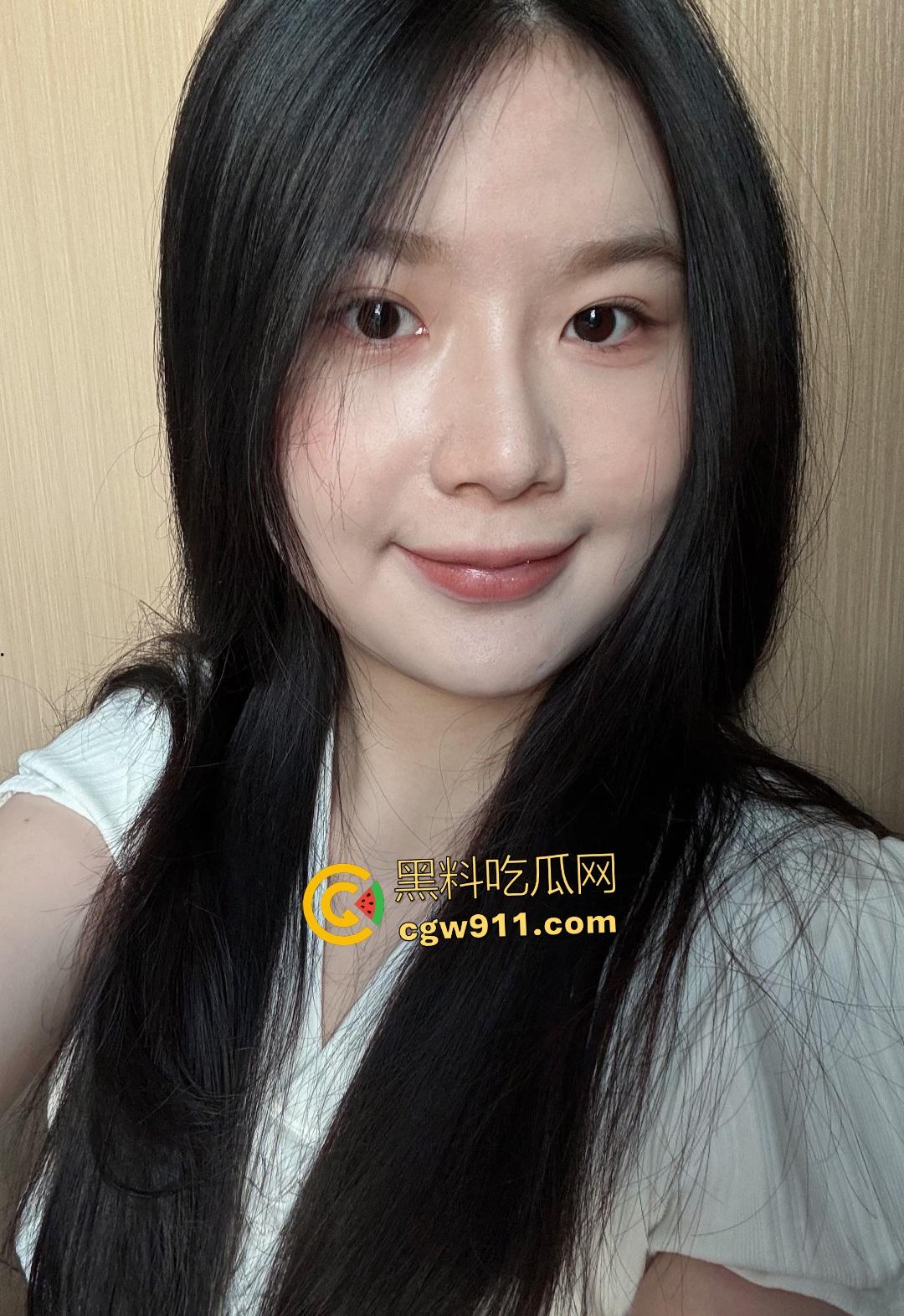 海南母狗在家被男友暴力拳交扩张肥逼，这逼都翻边来了，还用双假屌狂塞，重口到吃不下饭！-1