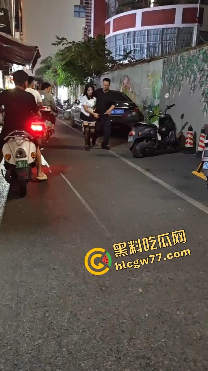 南宁渔网短裙妹站街妹卖快餐，亲爹突袭现场追女，她跑他追 她插翅难飞渔网裆都跑裂了！-2