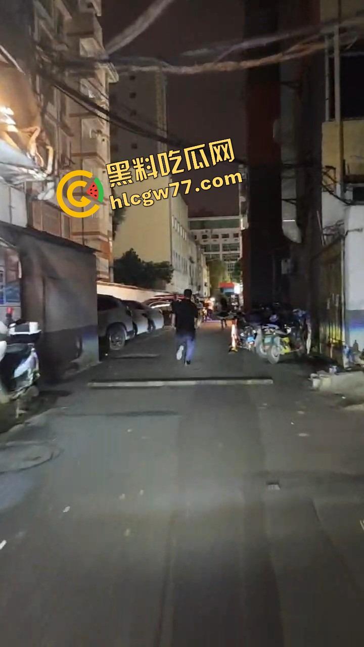 南宁渔网短裙妹站街妹卖快餐，亲爹突袭现场追女，她跑他追 她插翅难飞渔网裆都跑裂了！-7