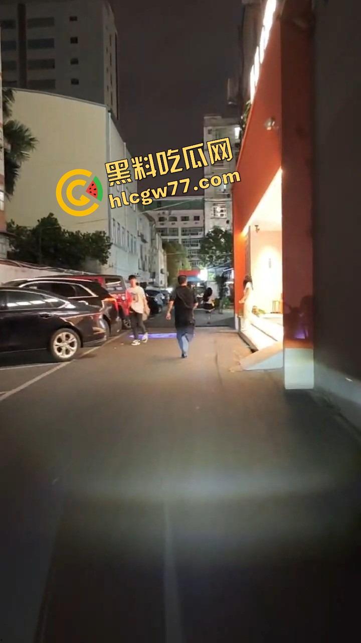 南宁渔网短裙妹站街妹卖快餐，亲爹突袭现场追女，她跑他追 她插翅难飞渔网裆都跑裂了！-8