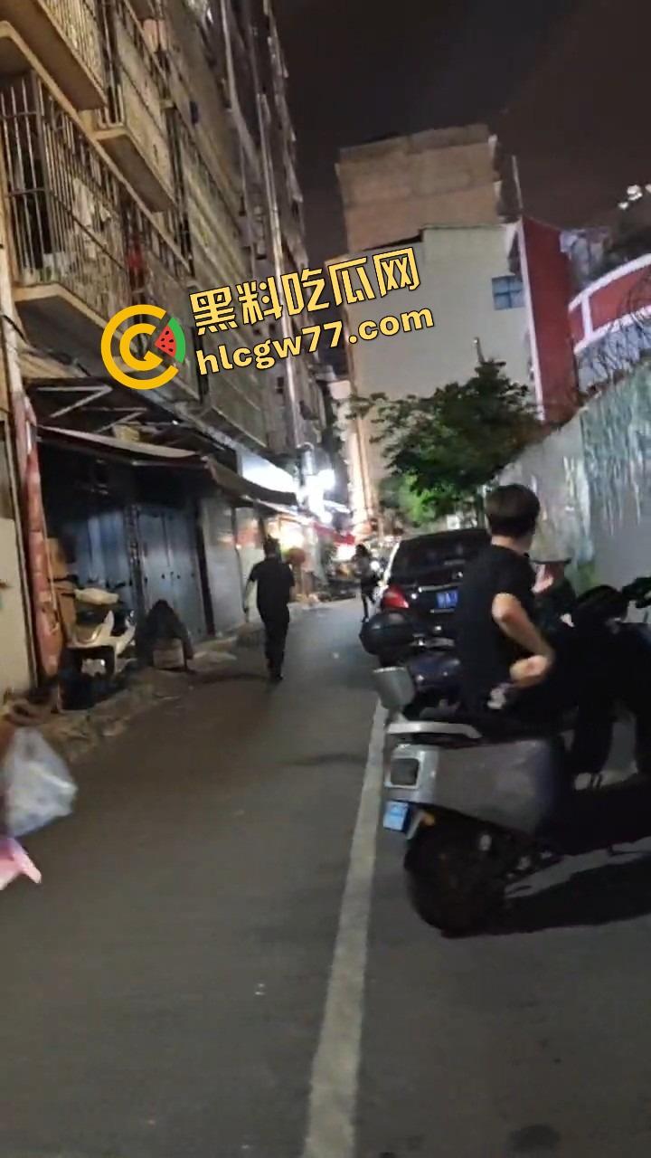 南宁渔网短裙妹站街妹卖快餐，亲爹突袭现场追女，她跑他追 她插翅难飞渔网裆都跑裂了！-9