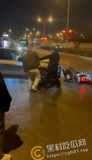 路怒症男子街头对战柔术黑带 反被黑带男技巧性挨打讹了15w 这就是会挨打的含金量-3