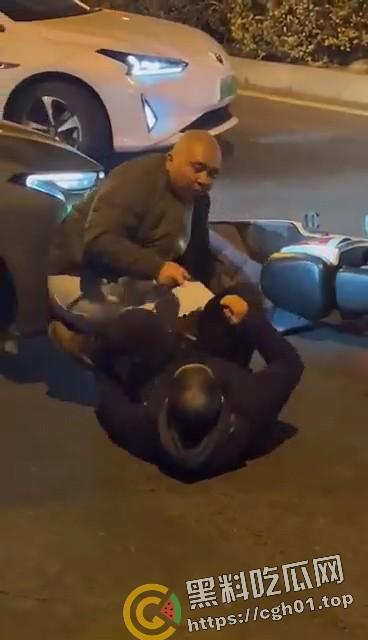 路怒症男子街头对战柔术黑带 反被黑带男技巧性挨打讹了15w 这就是会挨打的含金量-8