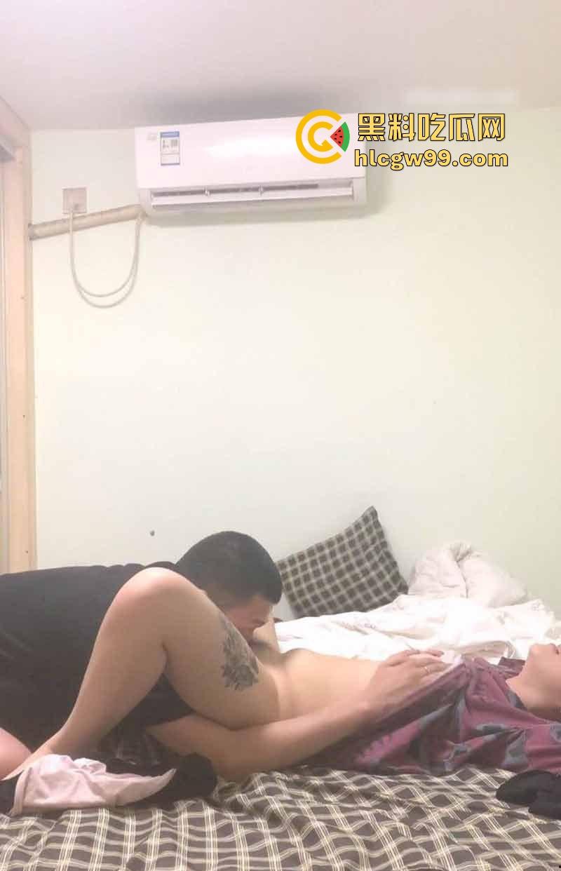 情侣出租屋极简啪啪,没有床只有床垫也能约,美女娇羞到脸红,叫声又奶又甜直接把人听硬!-7