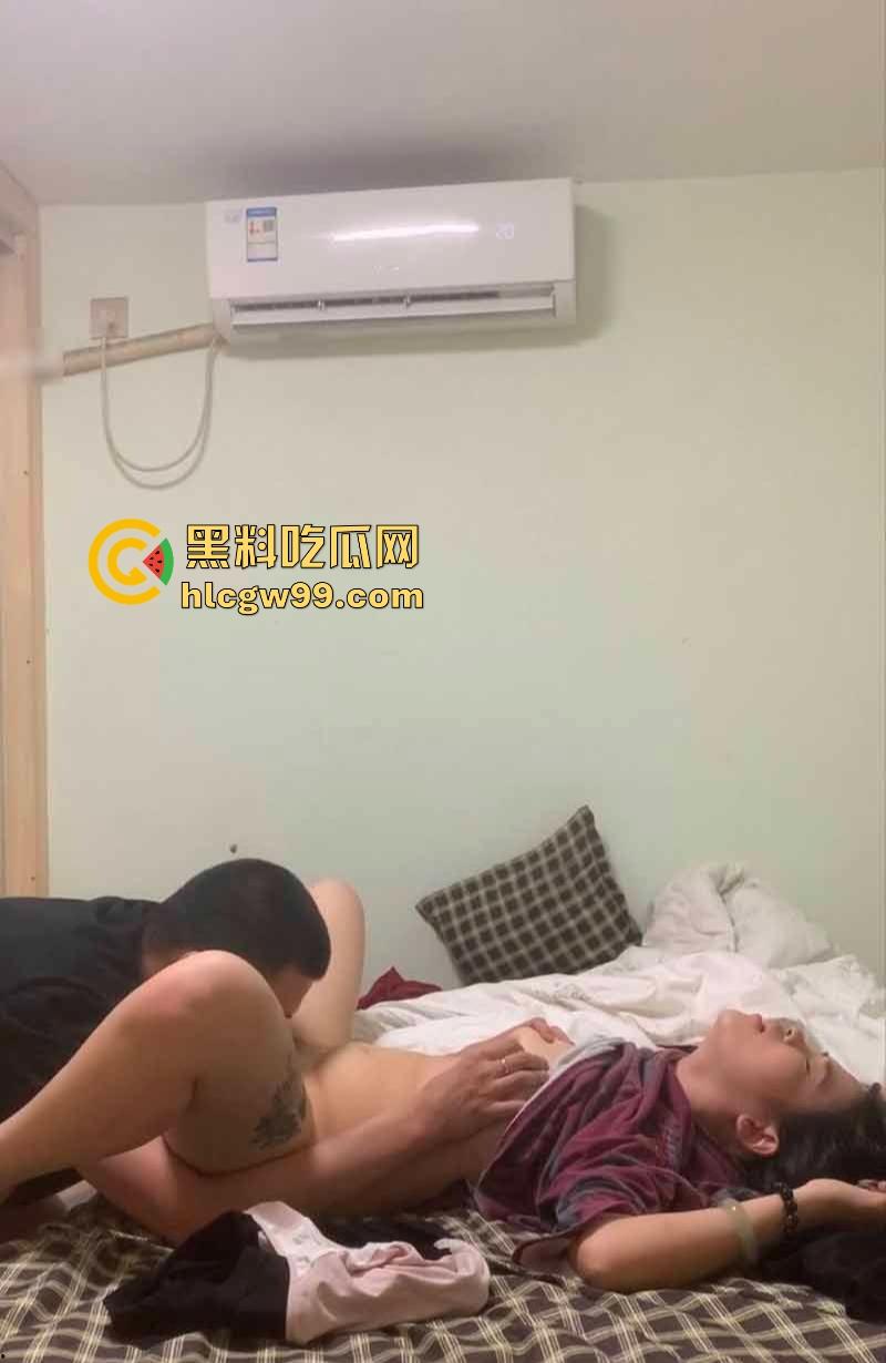 情侣出租屋极简啪啪,没有床只有床垫也能约,美女娇羞到脸红,叫声又奶又甜直接把人听硬!-10