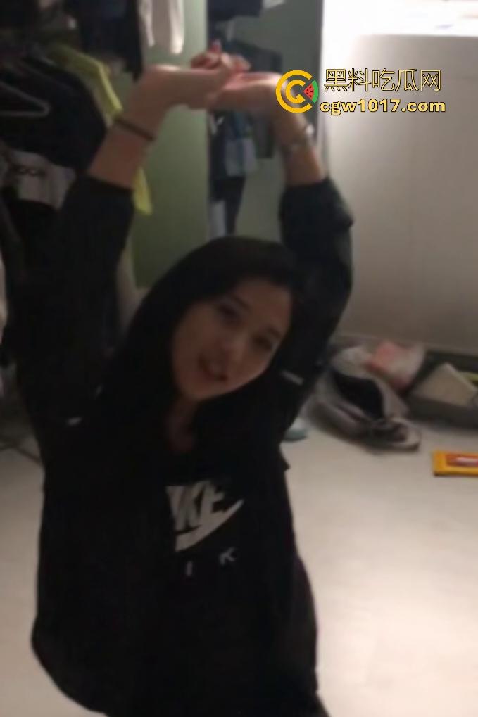 出租屋调教反差女友，淫荡骚货任人摆布口交顶到喉管，手举高高不许放下，录像还害羞，这么骚了记录生活怎么了？-2