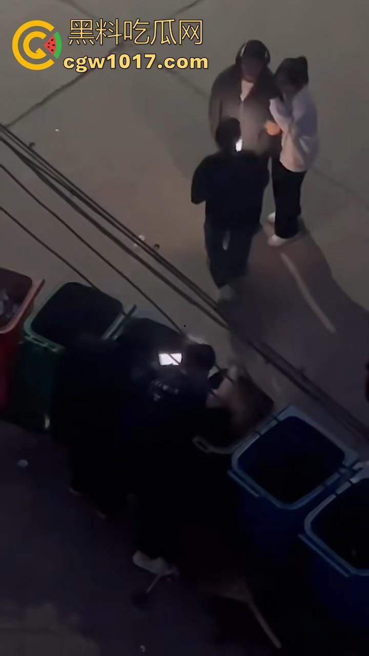 甘肃财贸职业学院学生虐狗事件曝光！把流浪小狗放到垃圾桶李用棍子猛捅，学生抖音扩散，多个账号被封禁！-5
