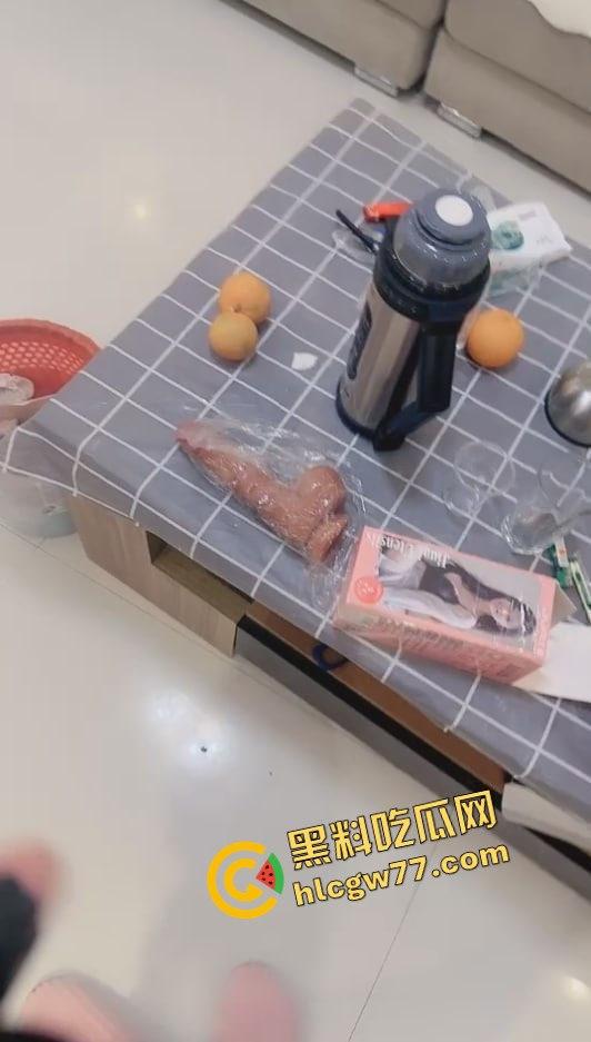 美团宣传片之美团买阳具送来个穿牛仔裤的火辣女外卖，高跟踩响撩骚上门，被小哥就地操翻内射！-8