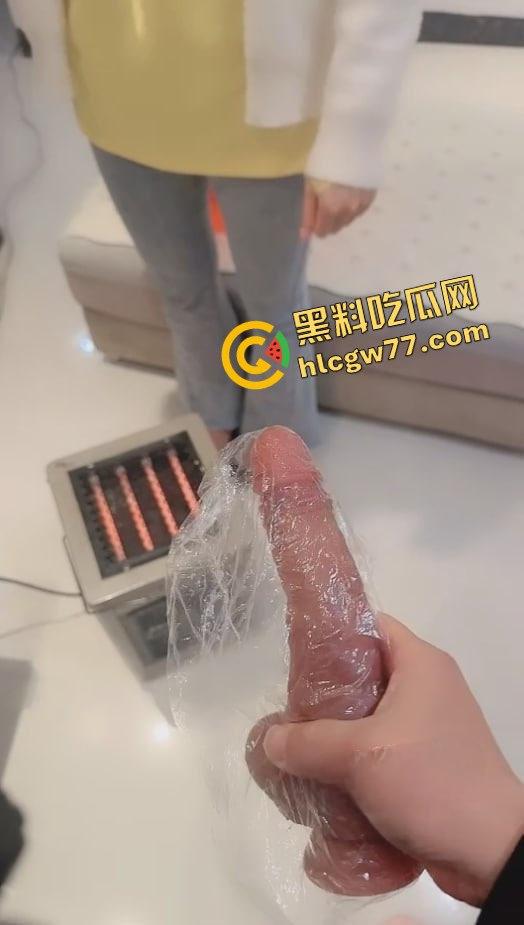 美团宣传片之美团买阳具送来个穿牛仔裤的火辣女外卖，高跟踩响撩骚上门，被小哥就地操翻内射！-12