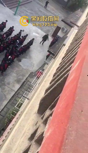 老师手太狠！学生惨遭暴力体罚，简直不是打人，是打出仇来了！-7