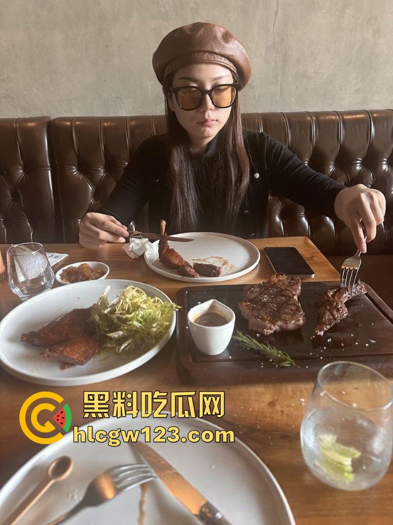 清纯肥臀反差学生妹，广东师范大学【刘文静】，酒店约炮秒变母狗，肥臀在猛烈抽插下淫水四溢！-1