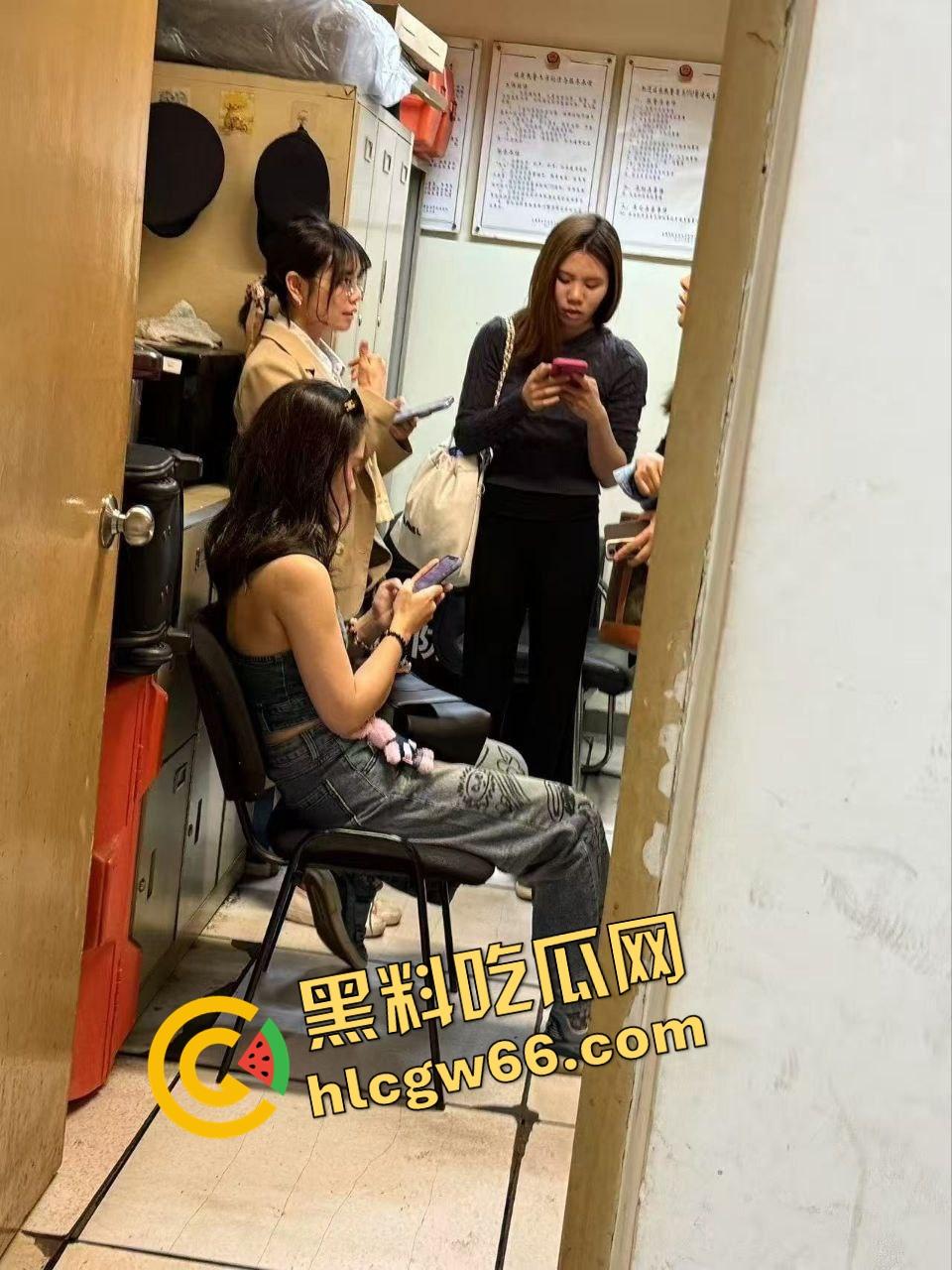 北京地铁飞机哥裤链一拉当场开演，结果精液飙偏射人屁股，妹子一边哭一边喊变态！-4