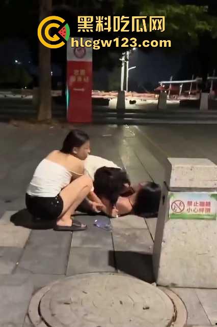 广西两精神小妹打架 大胸妹子吊带都被扒光，旁边精神小伙上去帮忙用摩托车撞 真是畜生！-8