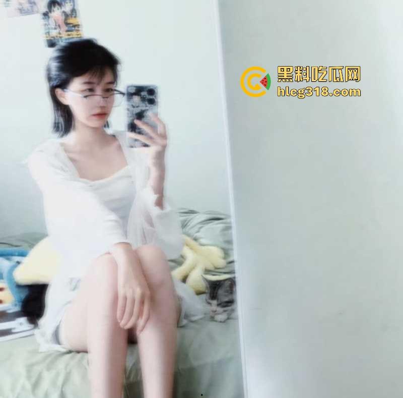 岭南师范学院【李雅琪】 与男友裸聊视频泄密，邻家学妹化身网调母狗，对镜自摸淫水横飞！-6