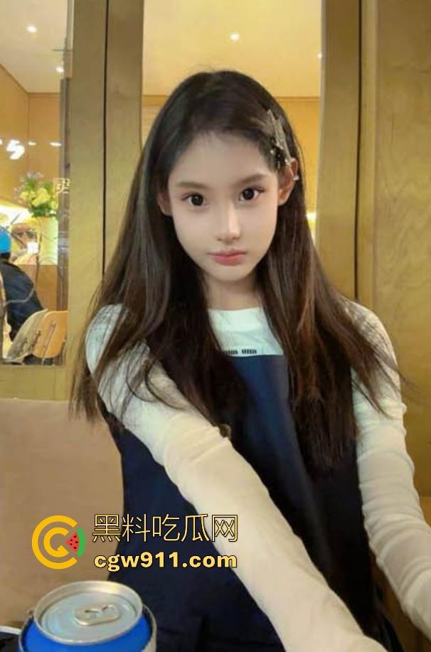 电梯惊心动魄的操妹经历,电梯里逮着妹妹不放,使劲揉搓后入猛插,刺激无比!-1