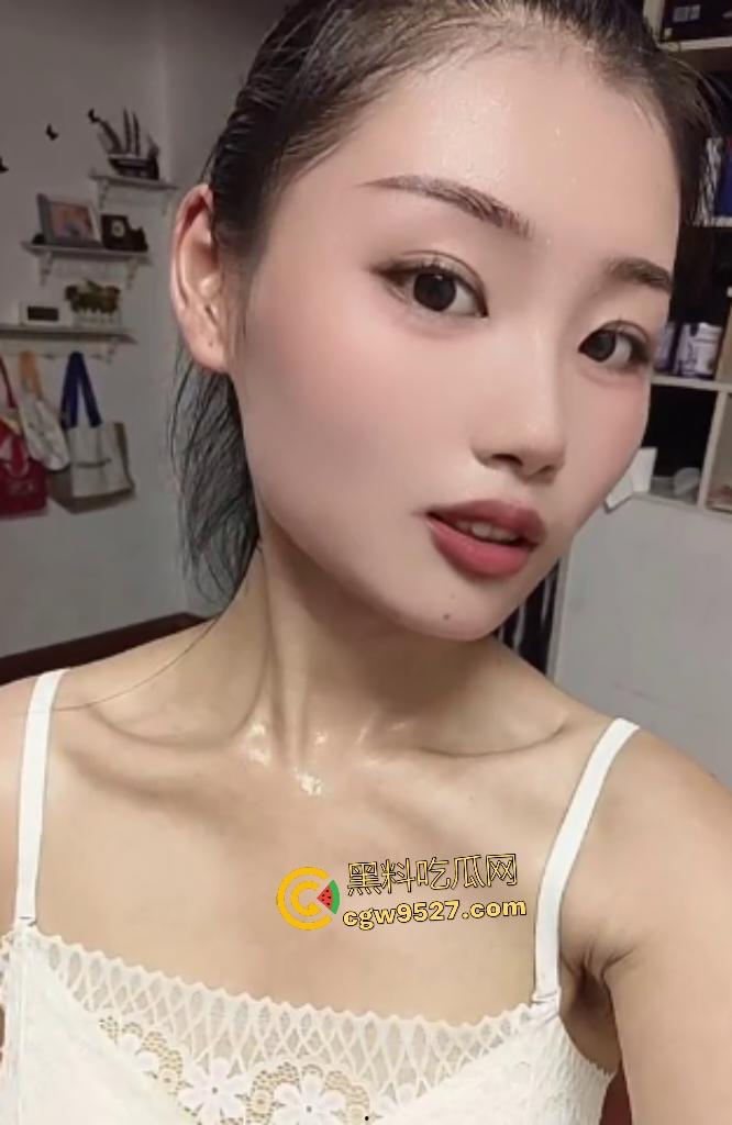 内蒙老公献妻给单男，还从门后偷拍单男舔老婆的逼，传教士教老婆上体育课，可惜鸡巴有些短，遗憾了！-1