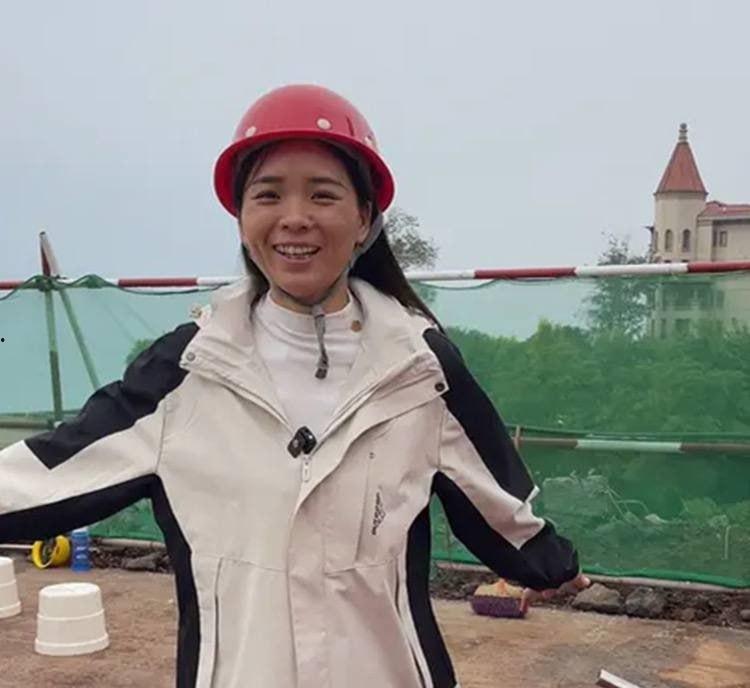 抖音百万粉丝工地『霞姐』一夜人设全崩，带货女神竟是工地野战王，工地里啪啪翻云覆雨，工头爽的摇头！-1