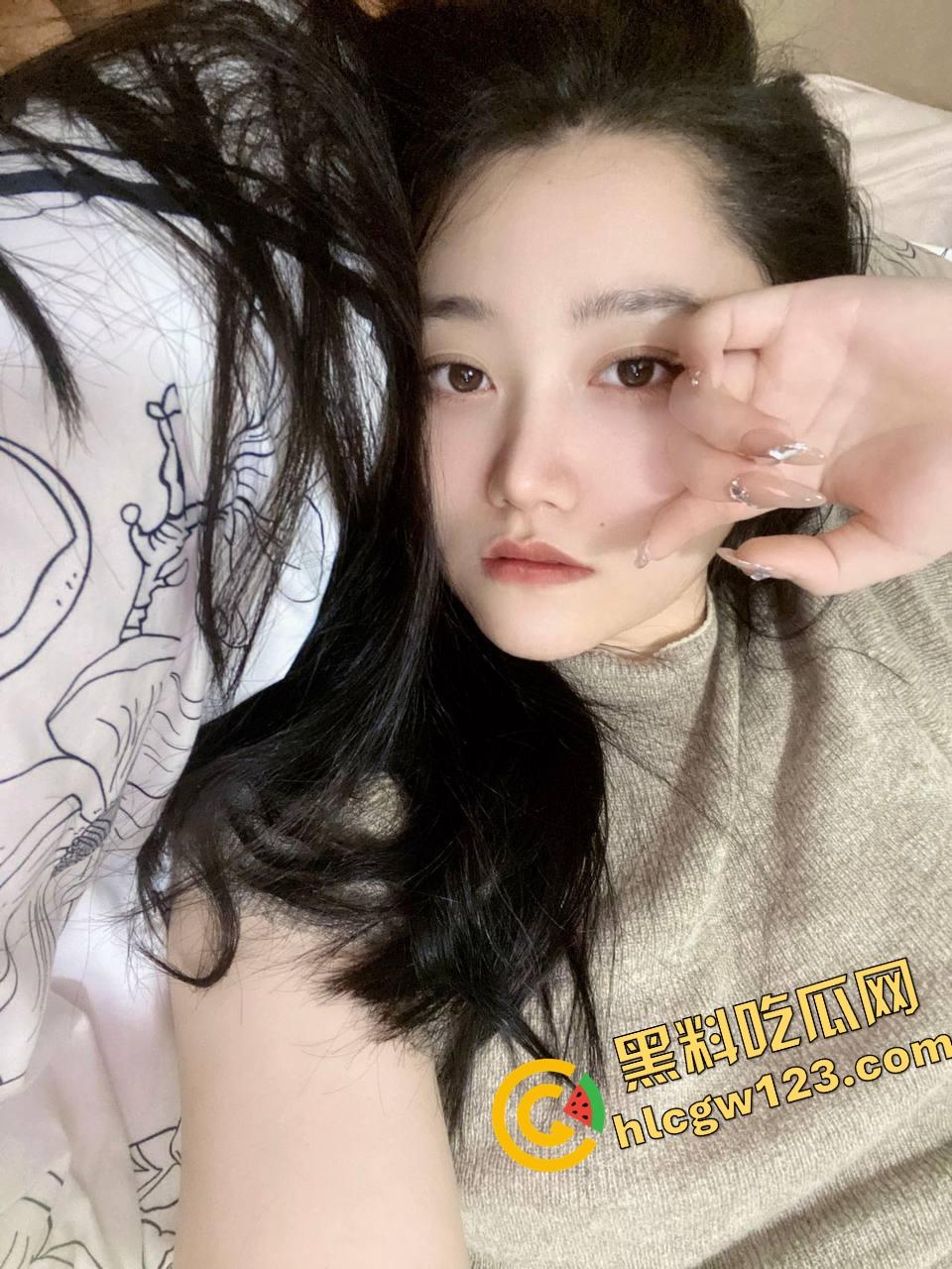 摄影是假 调教是真，上海交大学姐【陈璐】酒店私房写真拍到湿，裤子还没脱完腿就夹紧了！-3