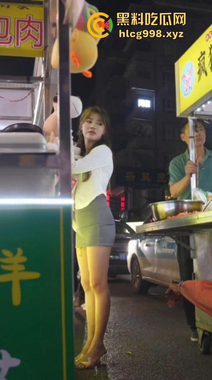 夜市抄底长腿美女 白内逼缝尽收眼底 穿成这样合理怀疑你是故意的！-1