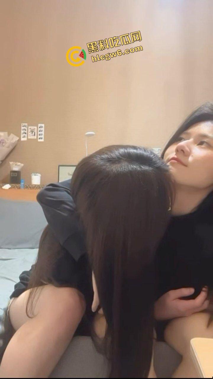 四川成都反差骚鸡女同le『胡胡晓晓』饥渴间互相舔逼激情！欠操模样超淫荡！原创独家流出！-2