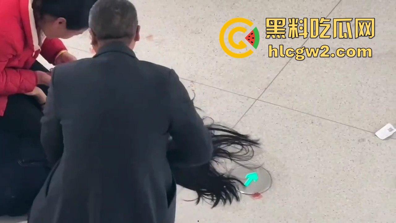 济宁新开商场小女孩从四楼坠落，不幸离世，疑因电梯事故酿成悲剧！-10